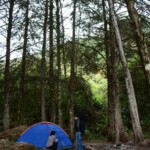 personas acampando en la laguna de busa